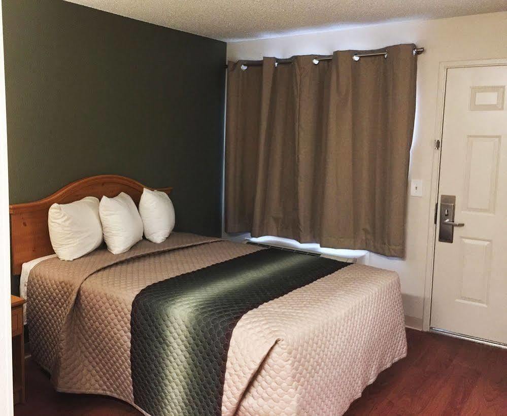 Hometowne Studios By Red Roof Colorado Springs - Airport מראה חיצוני תמונה